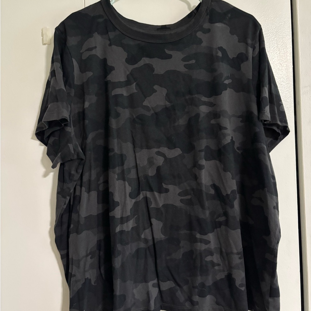 Old Navy Women's Black and Gray Camo Tee